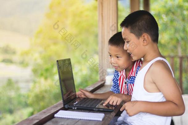 两个孩子们学习互联网研究