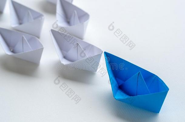 领导观念.蓝色纸船领导经过白色的.num.一领导er