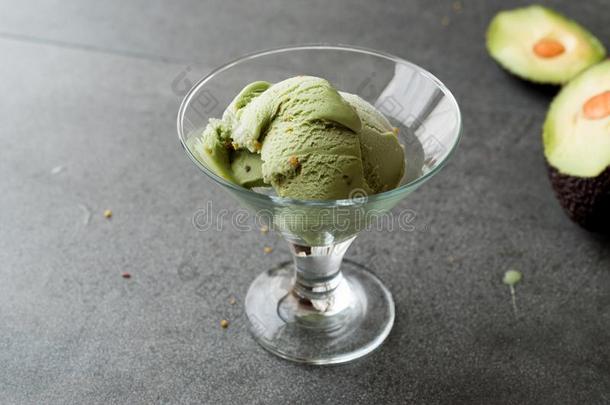 鳄梨冰乳霜采用玻璃杯子和榛实粉
