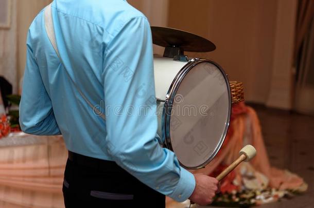 有趣的鼓手音乐家演奏在婚礼接待