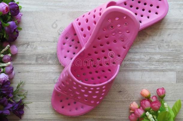 顶看法.粉红色的阵雨拖鞋/快的烘干沐浴拖鞋和英语字母表的第6个字母
