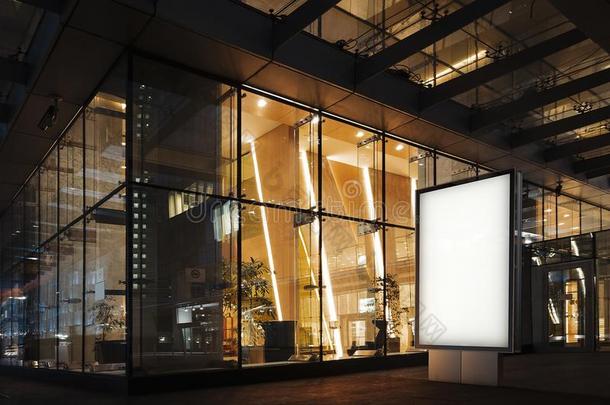 空白的被照明的横幅在夜时间紧接在后的向商业中心.