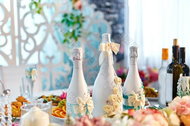 婚礼装饰和香槟酒瓶子装饰为婚礼