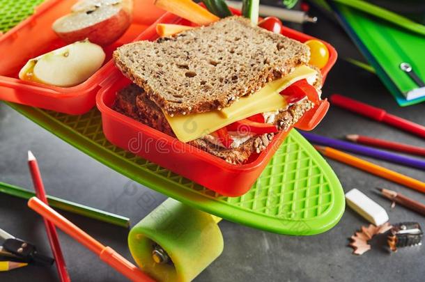 小孩午餐盒和健康的奶酪三明治