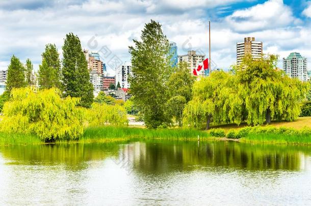 加拿大人的旗池塘香奈儿公园范库弗峰不列颠的哥伦比亚加拿大