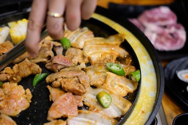 韩式烤肉烧烤猪肉barbecue吃烤烧肉的野餐采用朝鲜方式