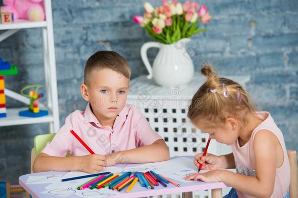 小的孩子们<strong>比赛</strong>和<strong>绘画</strong>和富有色彩的铅笔