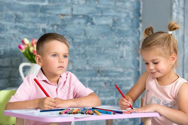 小的孩子们<strong>比赛</strong>和<strong>绘画</strong>和富有色彩的铅笔