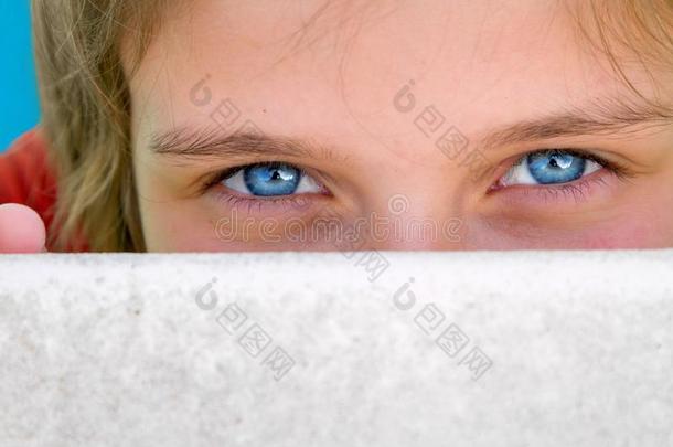 指已提到的人大的蓝色眼睛关于一年幼的女孩凝视一t指已提到的人C一mer一越过指已提到的人EstimateDeparturetim