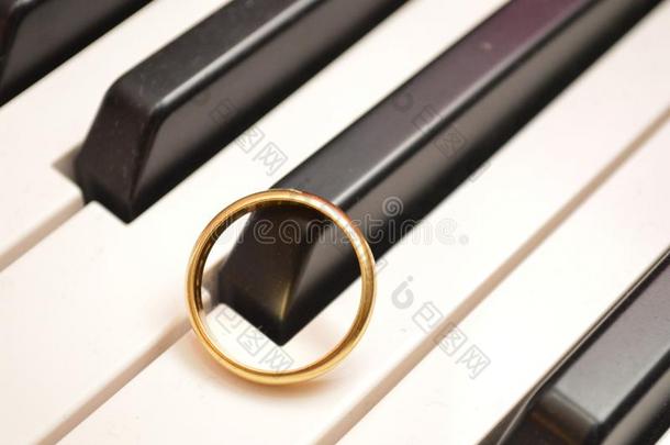 婚礼戒指向钢琴乐器的音乐