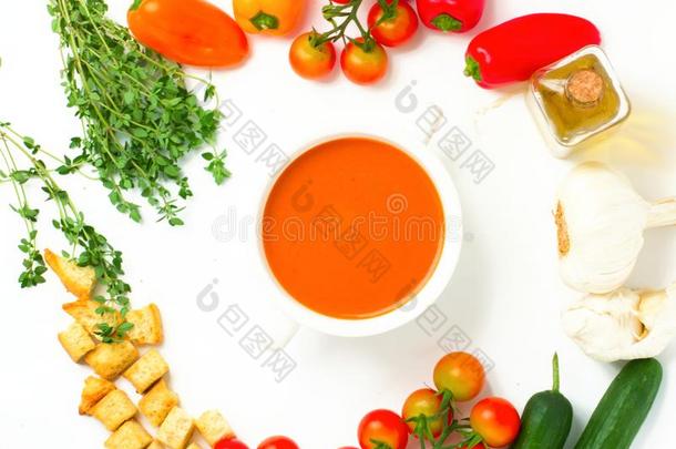 西班牙的寒冷的番茄汤西班牙凉菜隔离的向白色的背景wickets三柱门