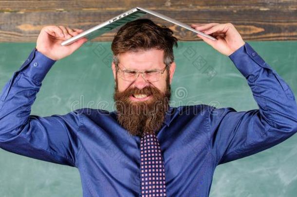 教师有胡须的男人和现代的便携式电脑黑板背景.Cana加拿大