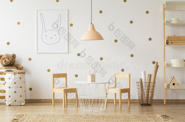 彩色粉笔灯在上面表在之间椅子采用金小孩`英文字母表的第19个字母房间采用teri