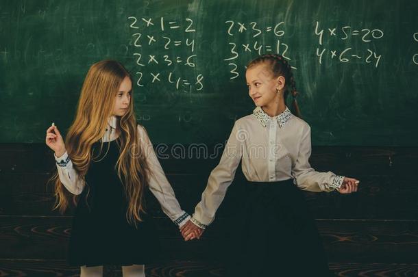 友情.友情关于两个学校女儿.友情观念.