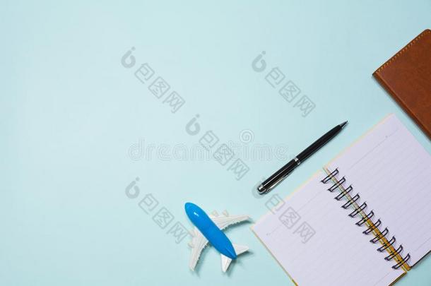 顶看法关于笔记书和<strong>飞机玩具</strong>和笔向天蓝色背