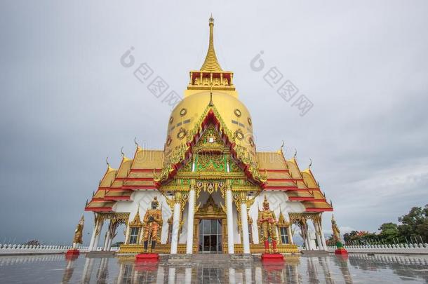 伟大的金色的塔关于泰国或高棉的佛教寺或僧院叉子齿阿尔卡德采用安波猛击偷普里奥普里奥,