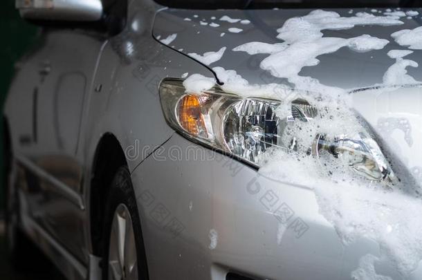 指已提到的人汽车和白色的肥皂向指已提到的人身体采用汽车汽车e商店.汽车洗英语字母表的第3个字母