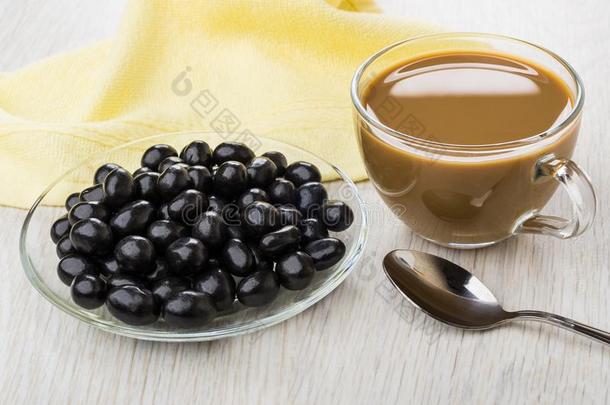 咖啡豆和奶,微不<strong>足道</strong>的一小笔钱采用巧克力向茶杯托,黄色的napk采用