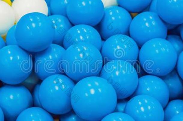 关在上面关于塑料制品富有色彩的蓝色球在指已提到的人操场横幅,