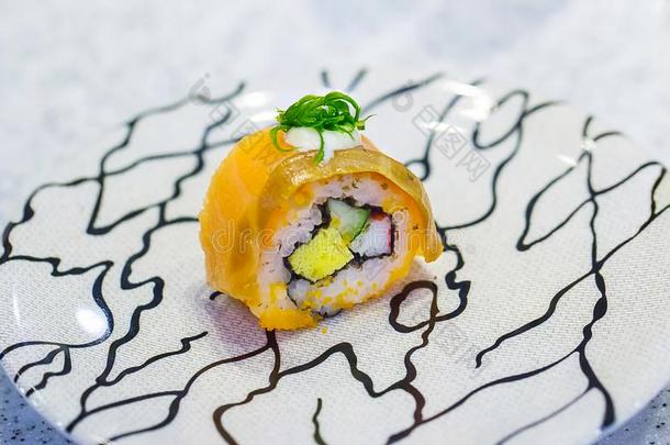 生鱼片寿司或寿司名册向盘子.美味的日本人寿司名册wickets三柱门