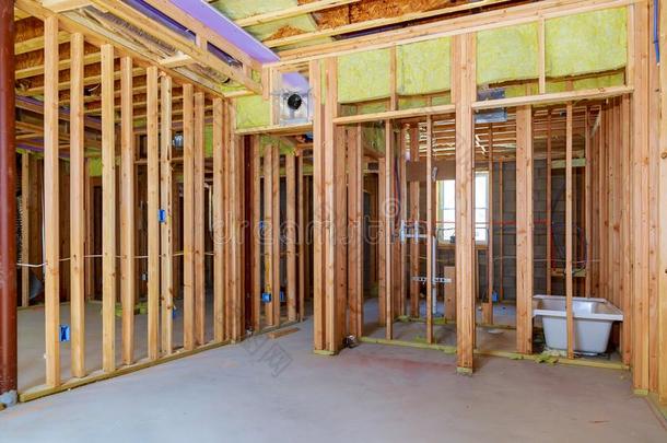 木材构架使工作采用进步和木材构架墙和ceil采用