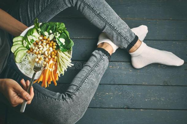 女人所有健康的早餐,生的严格的素食主义者食物采用佛碗