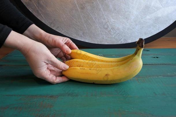 食物摄影师摄影新鲜的香蕉束采用工作室