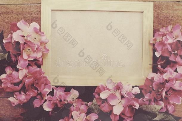 空白的照片框架和花花束装饰向老的木制的英语字母表的第7个字母