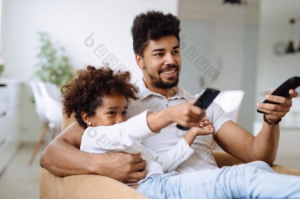 父亲和女儿观察电视