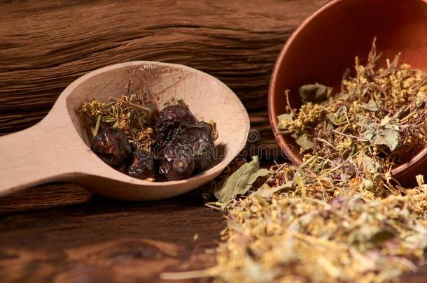 药草的茶水采用木制的匙和黏土碗向<strong>黑</strong>暗的木制的表.