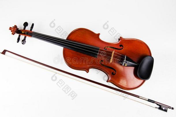特写镜头指已提到的人典型的小提琴放不中木制的弓向白色的后面