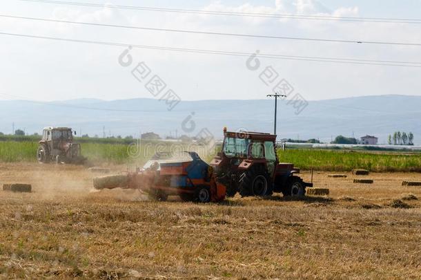 指已提到的人拖拉机工厂向指已提到的人田向清洁稻草.
