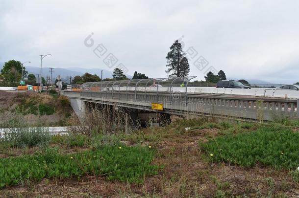 公路101加宽放映通过卡平特里亚,美国加州,20
