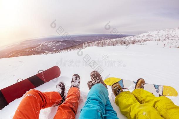 滑雪板木头支架和滑雪板反对日落