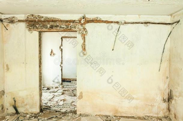 后果被放弃的和破坏房屋内部和被损坏的warmair热空气