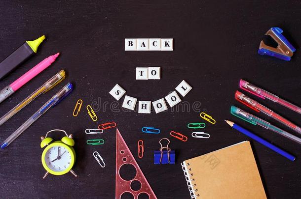 横幅观念.背向学校向黑的黑的board背景.英语字母表的第20个字母