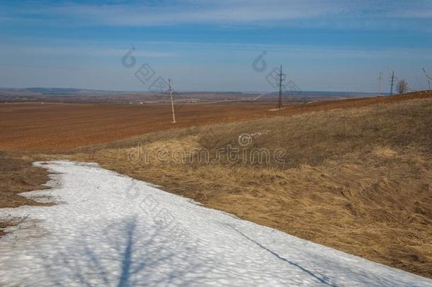 春季风景.指已提到的人末尾雪向指已提到的人春季田.多丘陵的地