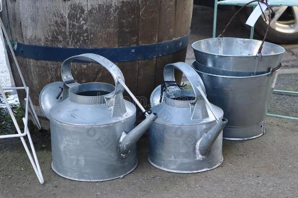 银洒水罐头和水桶