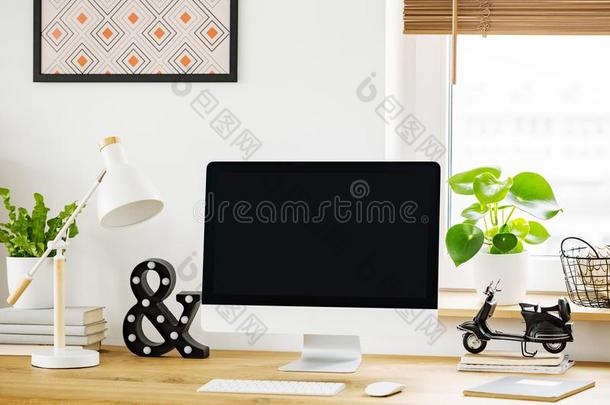 白色的灯紧接在后的向计算机书桌向p向木制的书桌采用家办公室