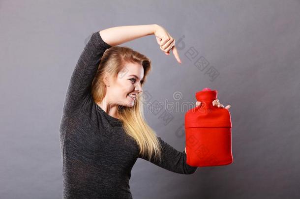 女人佃户租种的土地暖和的红色的热的水瓶子