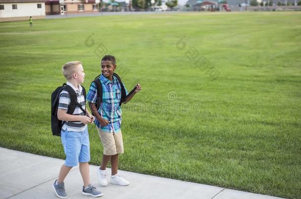 两个不同的学校小孩步行家同时后的学校