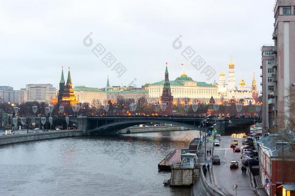 看法关于指已提到的人莫斯科城堡和大的石头桥.