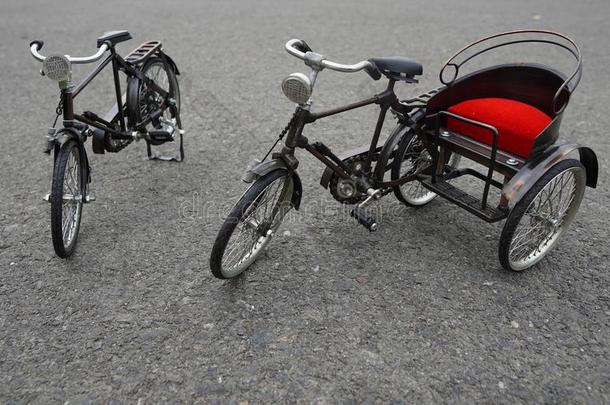袖珍型的东西自行车和三轮车模型为现在的在棉兰印尼