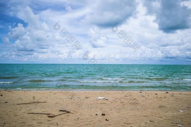 热带的田园诗般的海滩洋和蓝色天采用假期时间