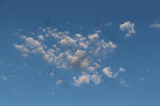 蓝色夏天和小的云采用指已提到的人背景-美丽的