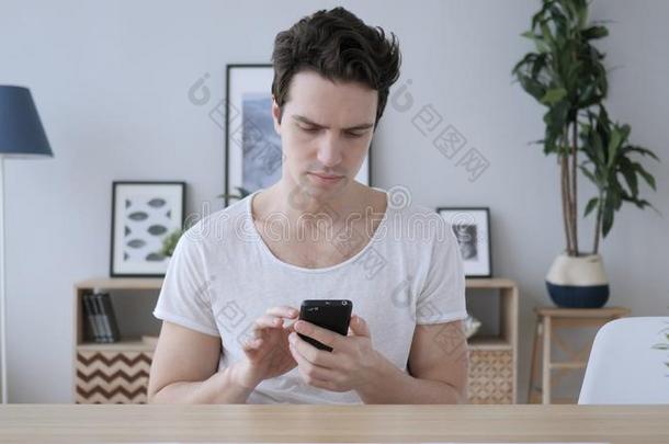男人使用智能手机,吃草在线的互联网