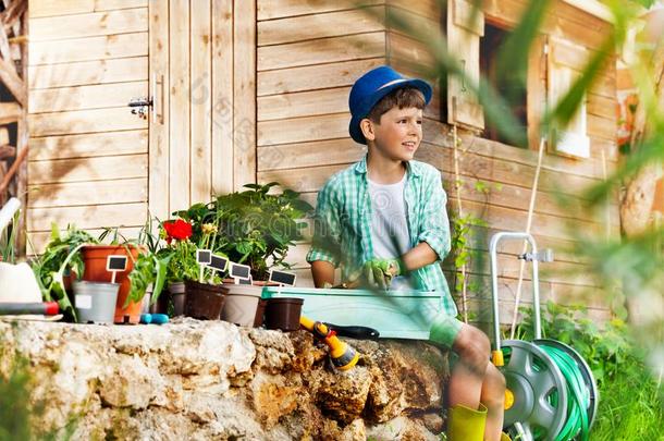 有趣的小的男孩陶器制造植物采用指已提到的人花园