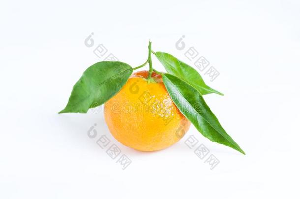 普通话num.一新鲜的多汁的橙隔离的向白色的背景.