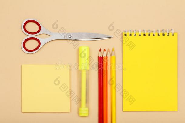 笔记纸,剪刀,毛毡笔,颜色笔cils和笔记簿向是