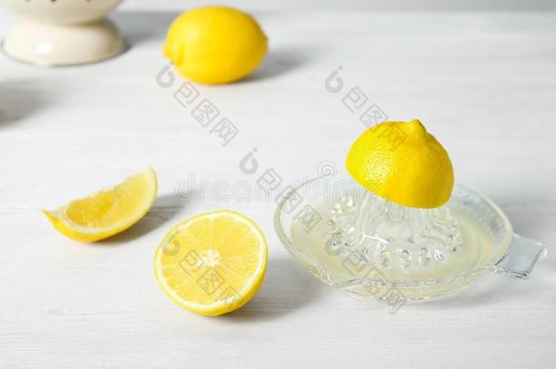 部分关于<strong>柠檬</strong>和<strong>榨汁</strong>器